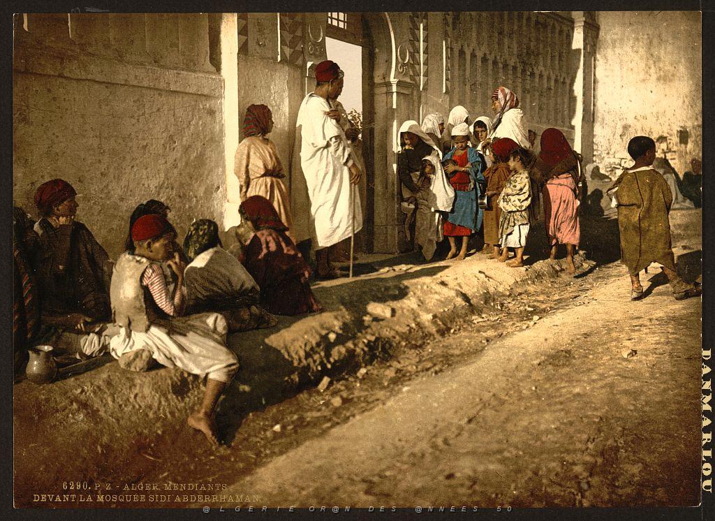 Algeriemendiantdevantmosqueesidiabherraman.jpg